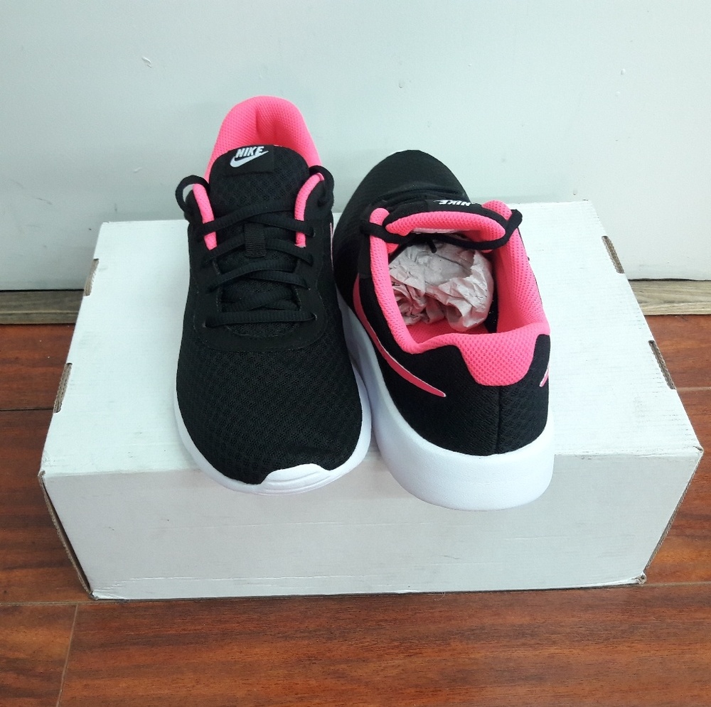 Nike - Picture 3 of 3